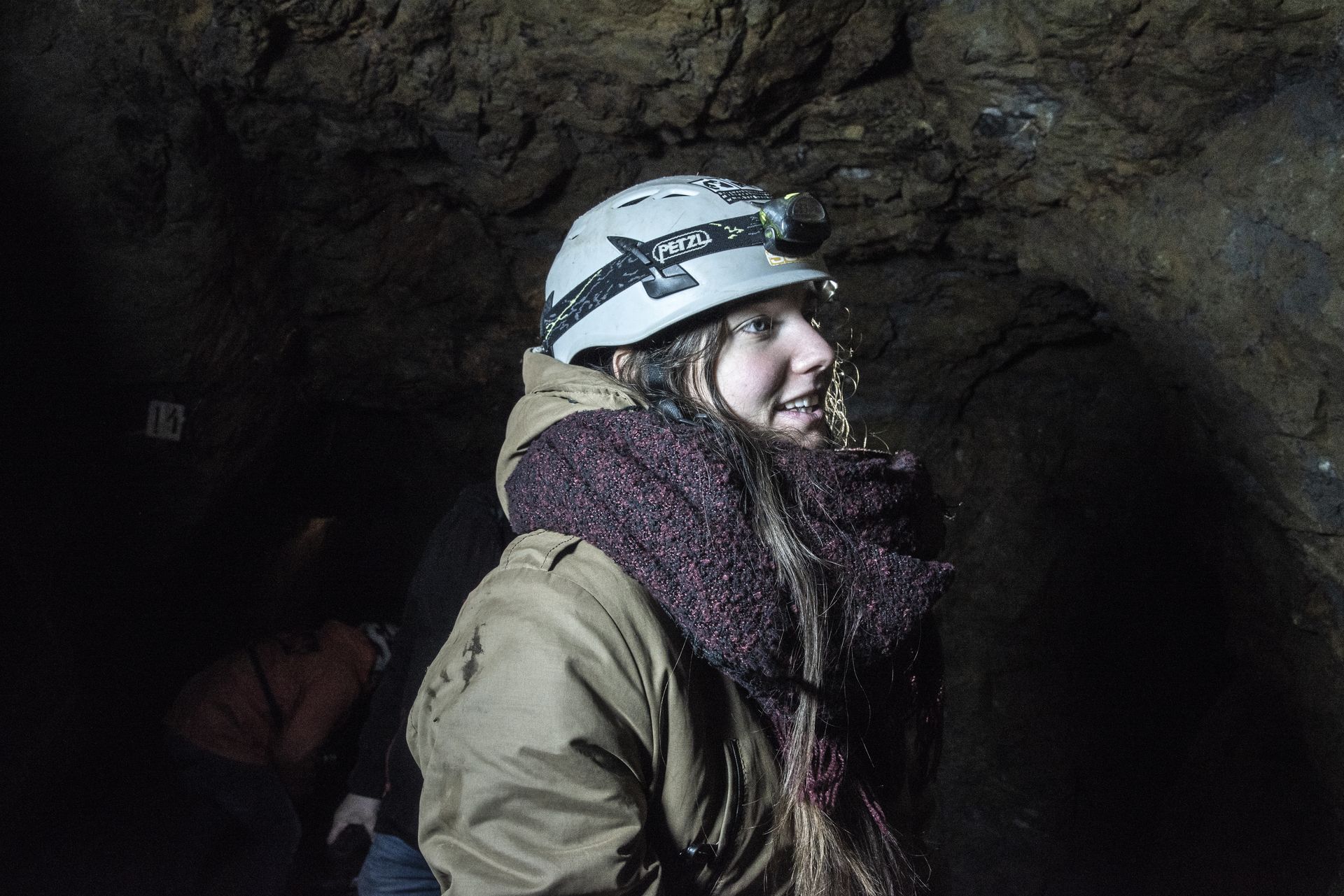 Besucherinnen mit Helm und Stirnlampe bei der Führung