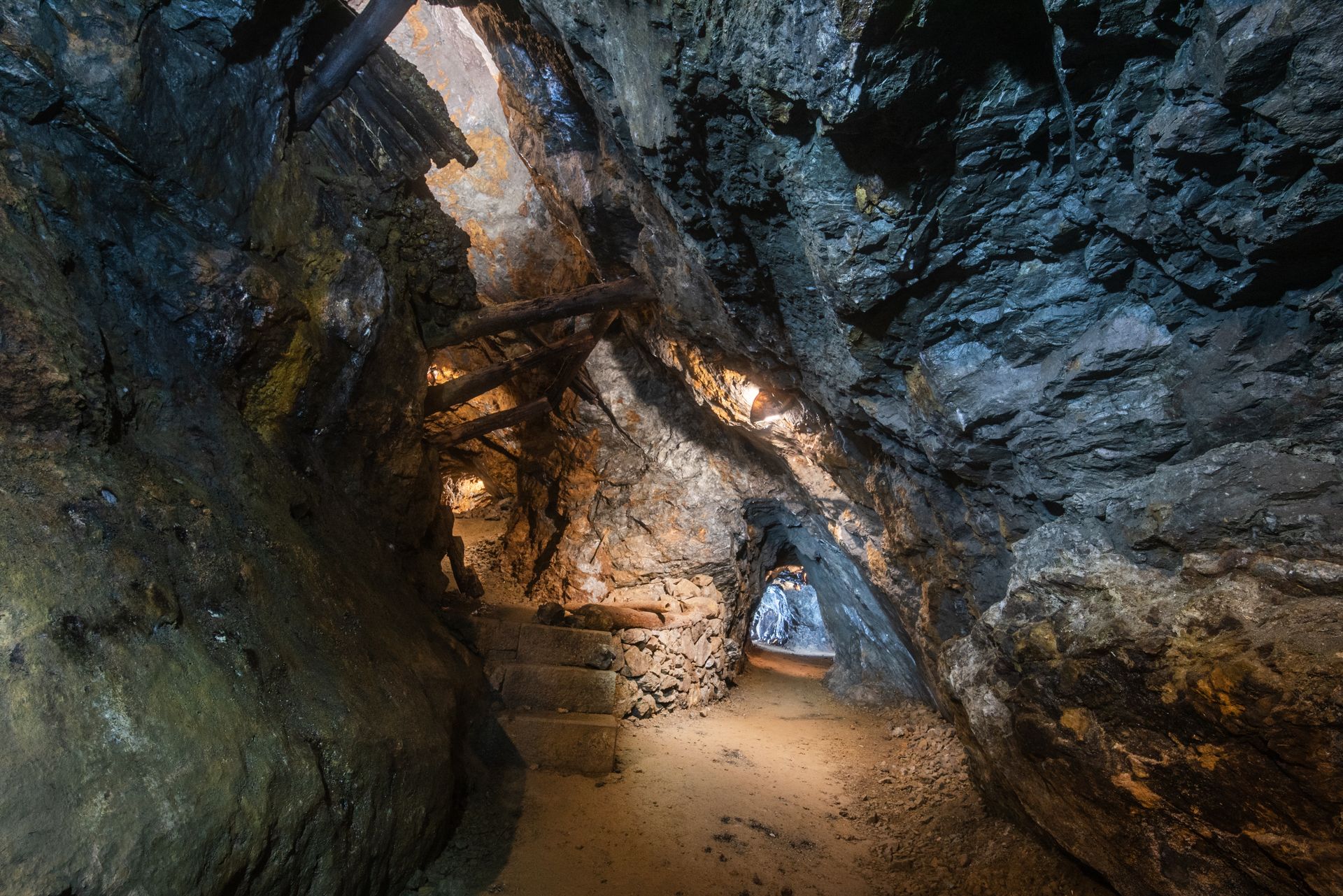 Blick durch den beleuchteten Elisabethstollen
