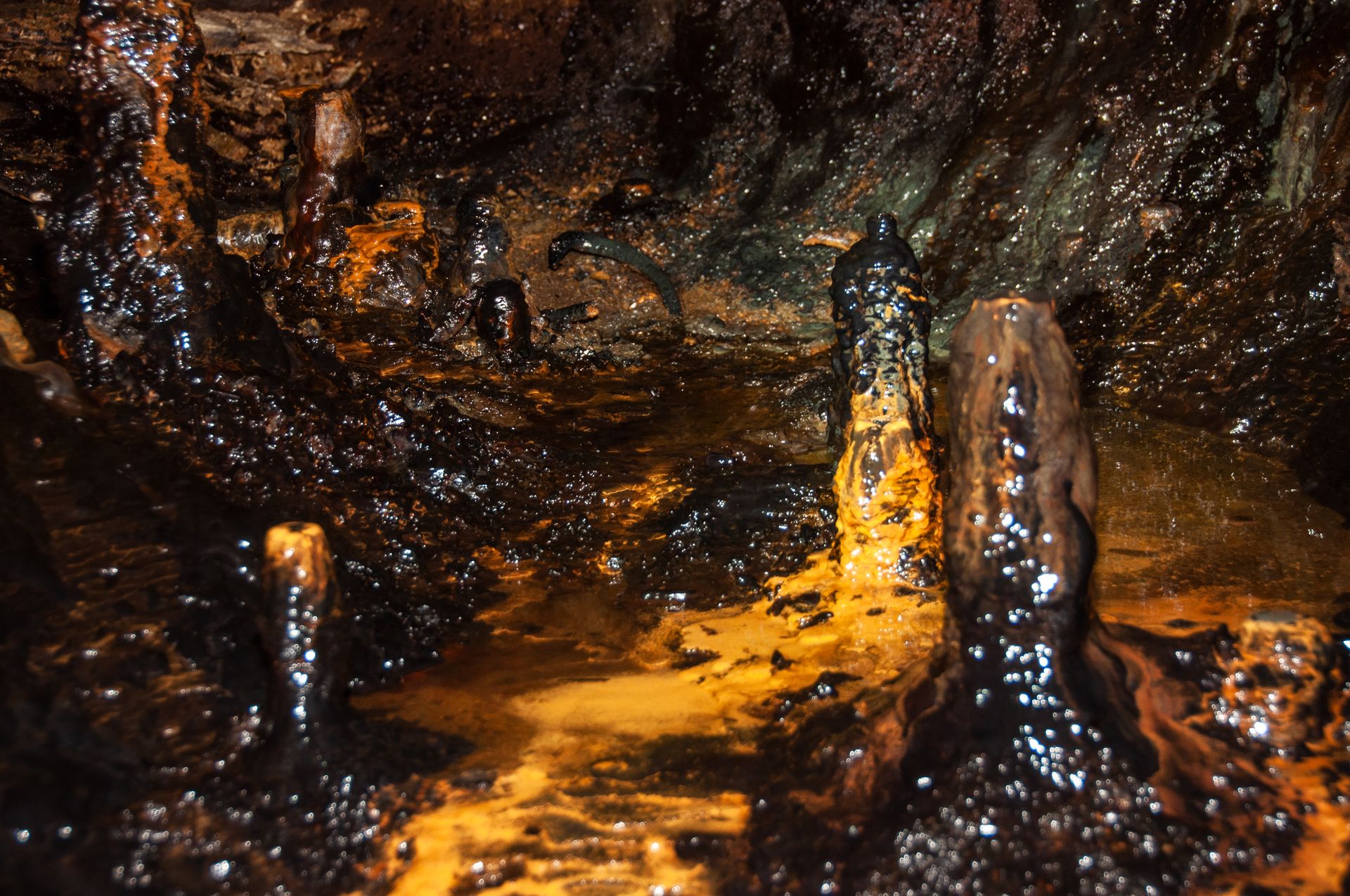 Sinterbecken mit erzgefärbtem Wasser