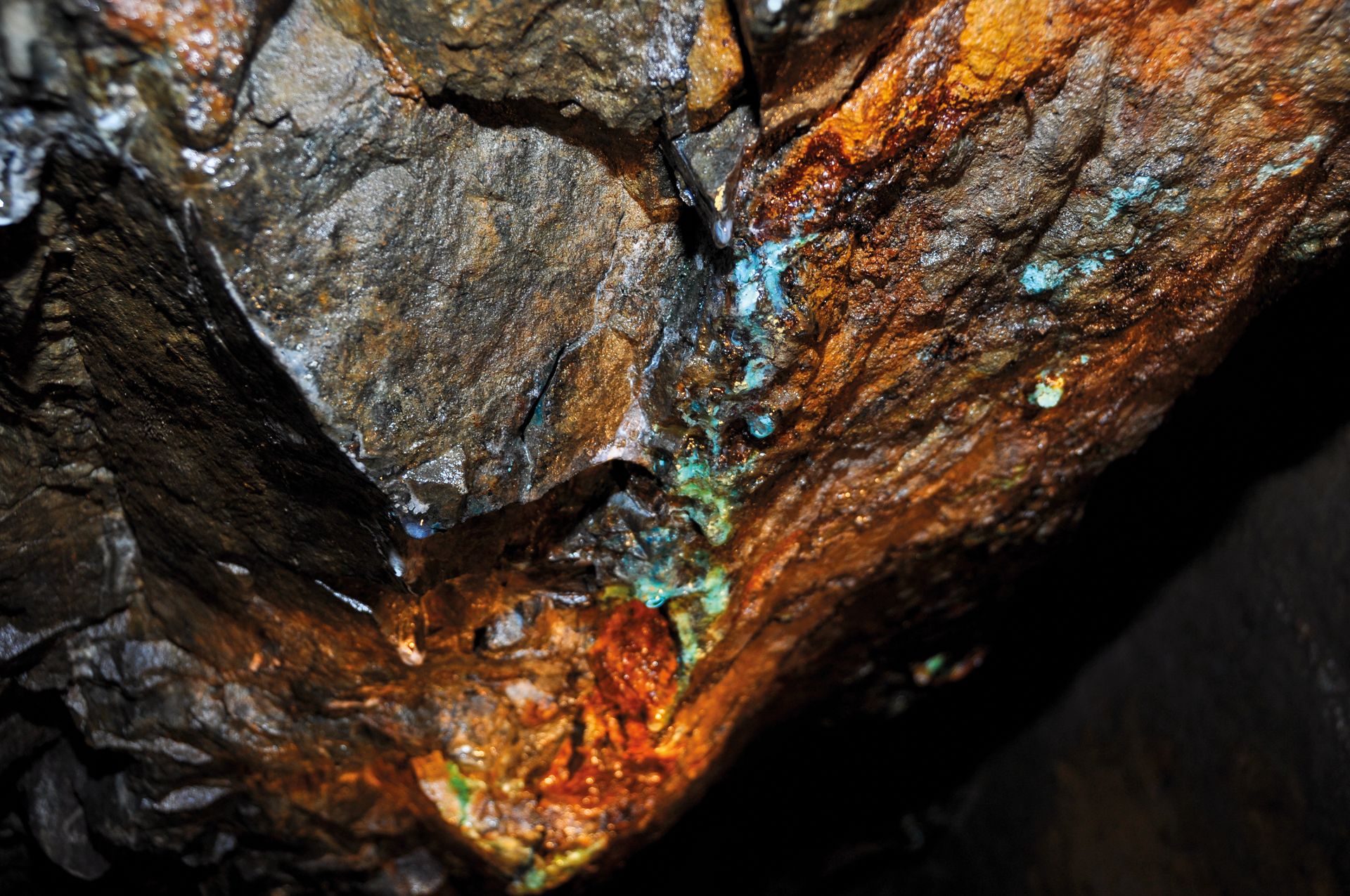 Kupfergrüne Mineralfarben am Fels