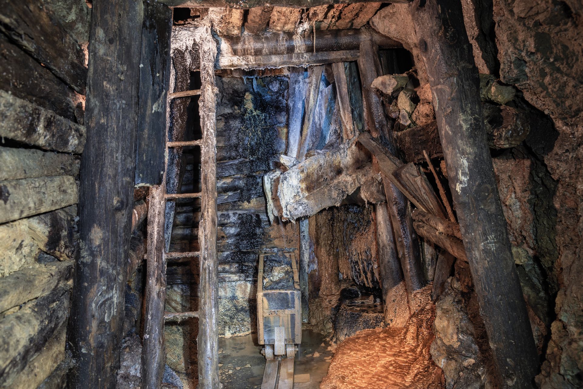 Fahrten und Holzverbau im alten Schacht