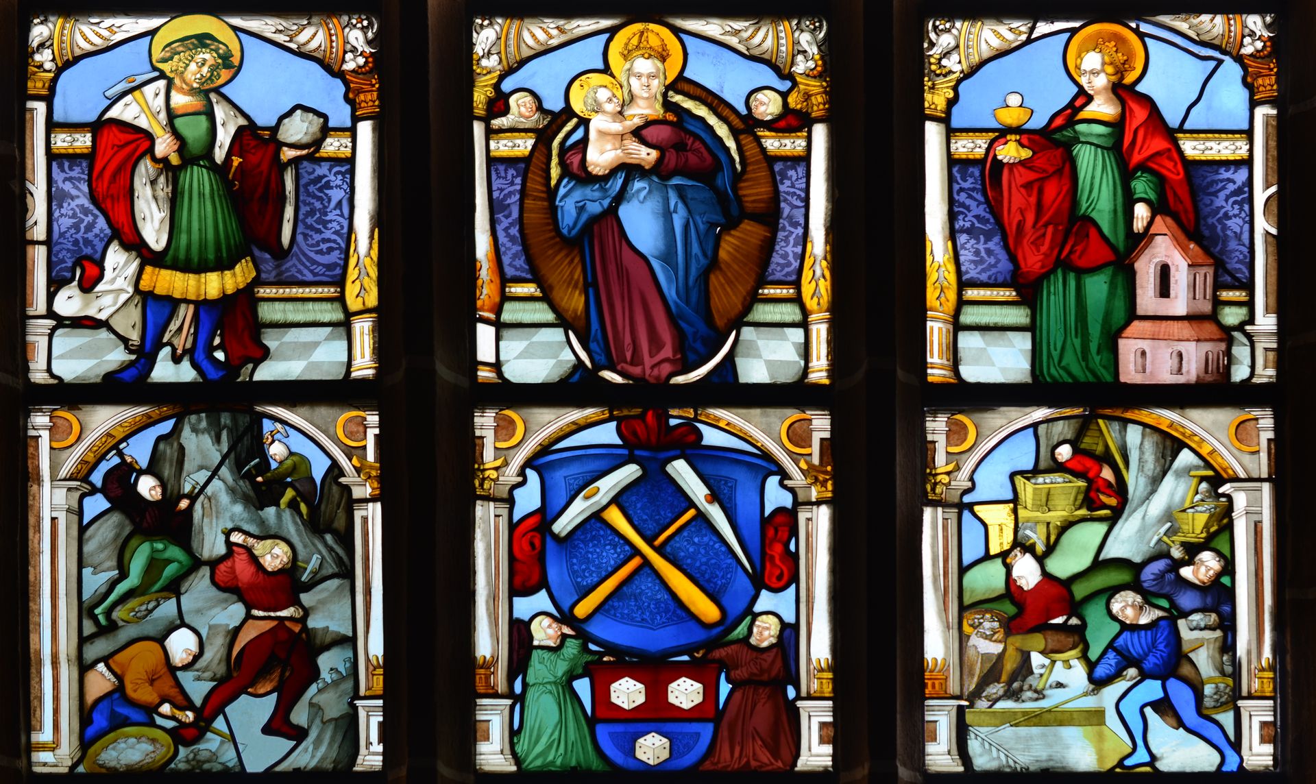 Glasfenster mit Bergbaumotiven im Knappenkirchlein St. Anna